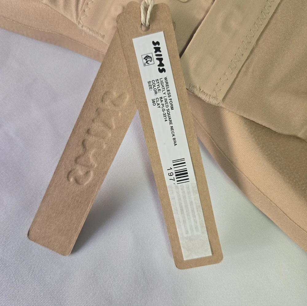 SKIMS Nude Seamless Bra - Picture 5 of 6